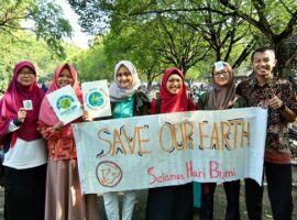 aksi-kreatif-mahasiswa-ipb-peringati-hari-bumi-news