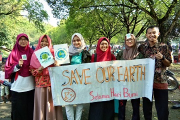 aksi-kreatif-mahasiswa-ipb-peringati-hari-bumi-news