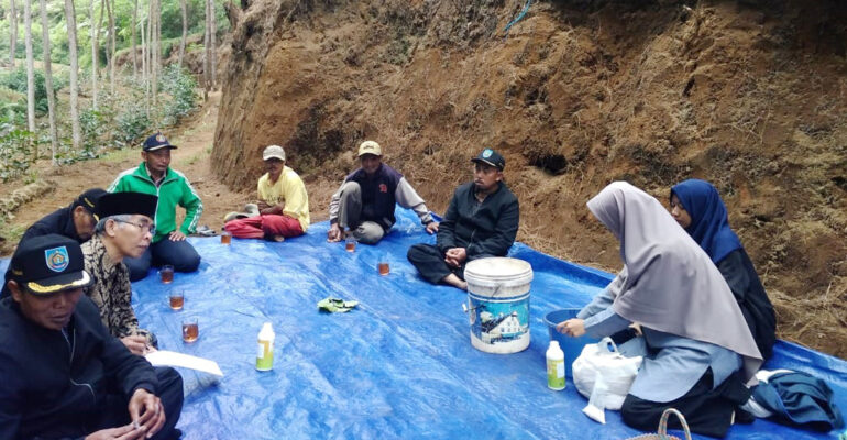 belajar-mengendalikan-opt-kopi-bersama-petani-dengan-sekolah-lapang-kopi-news