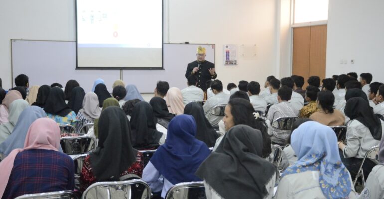 berbalut-baju-adat-bali-rektor-ipb-university-pimpin-upacara-rapat-hingga-isi-kuliah-sosiologi-umum-news