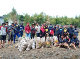 bersih-bersih-kali-ciliwung-cara-himagreto-ipb-university-semarakkan-peringatan-kemerdekaan-indonesia-news