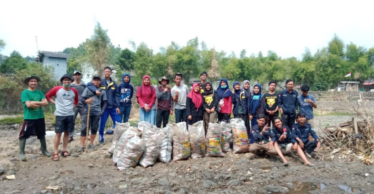 bersih-bersih-kali-ciliwung-cara-himagreto-ipb-university-semarakkan-peringatan-kemerdekaan-indonesia-news
