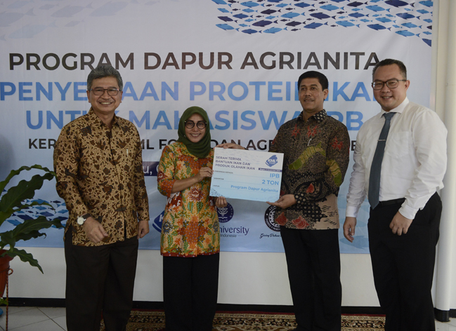 dapur-agrianita-ipb-university-terima-bantuan-2-ton-olahan-serba-ikan-untuk-mahasiswa-news