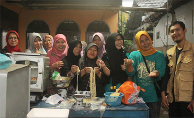 dosen-mengabdi-ipb-university-ajarkan-diversifikasi-produk-olahan-susu-sapi-di-kelurahan-kebon-pedes-news