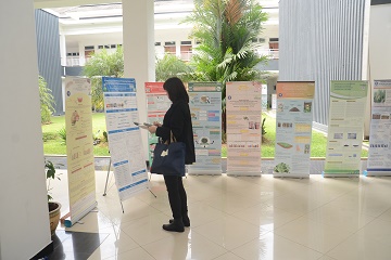 gelar-poster-tujuh-negara-di-ipb-news
