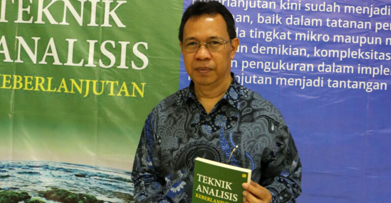 guru-besar-fem-ipb-university-luncurkan-karya-buku-teknik-analisis-keberlanjutan-news