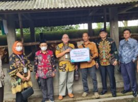 ipb-university-bersama-bwi-salurkan-hasil-wakaf-untuk-peternak-di-kediri-news