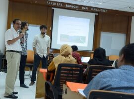 kuliah-tamu-departemen-ilmu-ekonomi-ipb-introduction-to-r-an-open-source-statistical-program-news