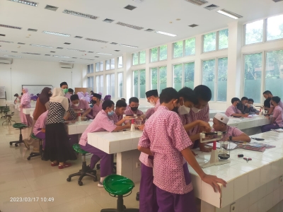 laboratorium-fisika-dasar-ipb-university-layani-praktikum-siswa-smp-it-insantama-news