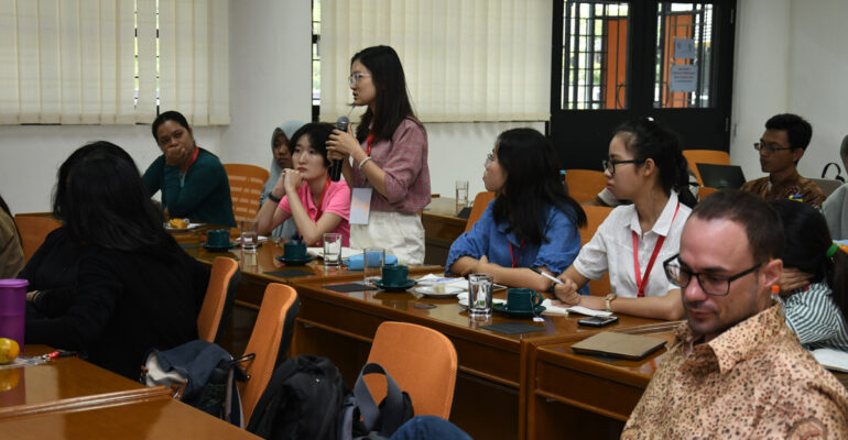 mahasiswa-asing-belajar-budidaya-singkong-dan-tebu-di-ipb-university-news