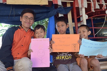 mahasiswa-fem-ipb-hadirkan-bank-sampah-di-desa-sukawening-news