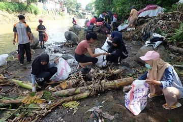 mahasiswa-ipb-turut-serta-aksi-mulung-ciliwung-news