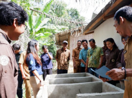 mahasiswa-ipb-university-ajarkan-pilah-sampah-di-cikeusik-banten-news