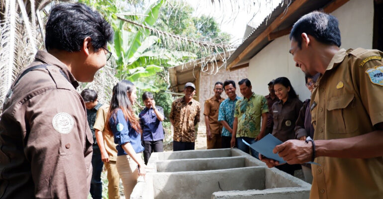 mahasiswa-ipb-university-ajarkan-pilah-sampah-di-cikeusik-banten-news