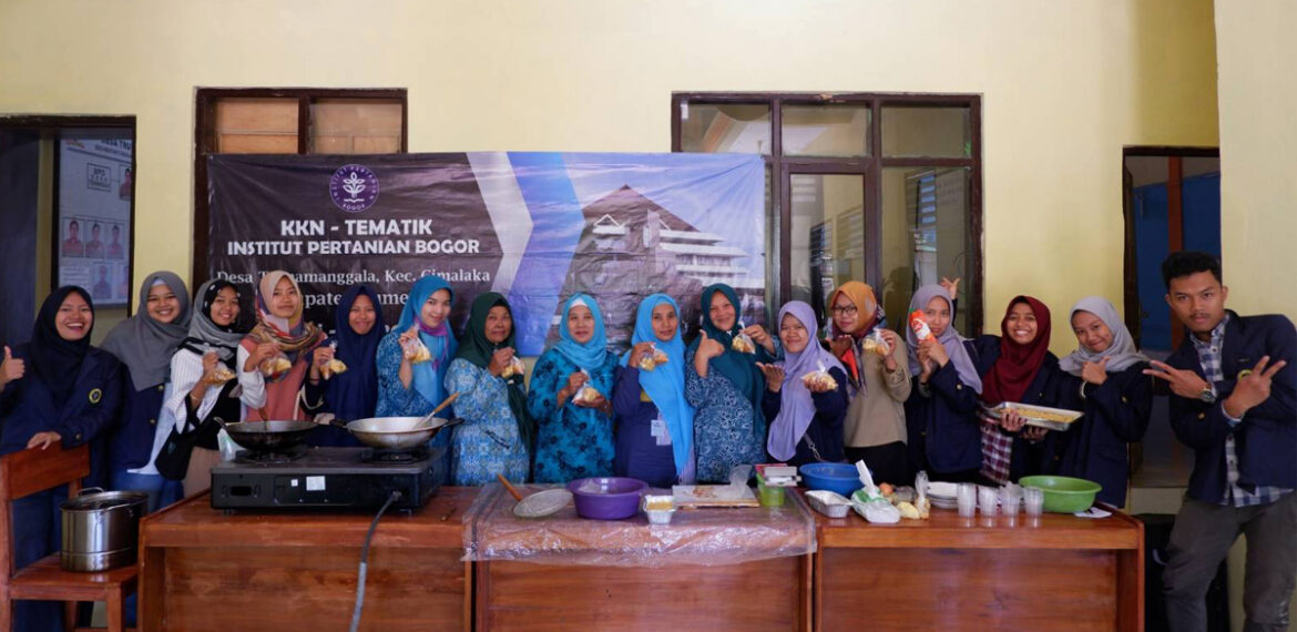 mahasiswa-ipb-university-ajarkan-warga-sumedang-membuat-nugget-ayam-news