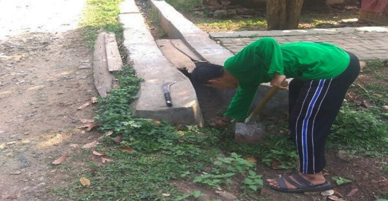 mahasiswa-ipb-university-bahu-membahu-lakukan-perawatan-saluran-drainase-di-banten-news