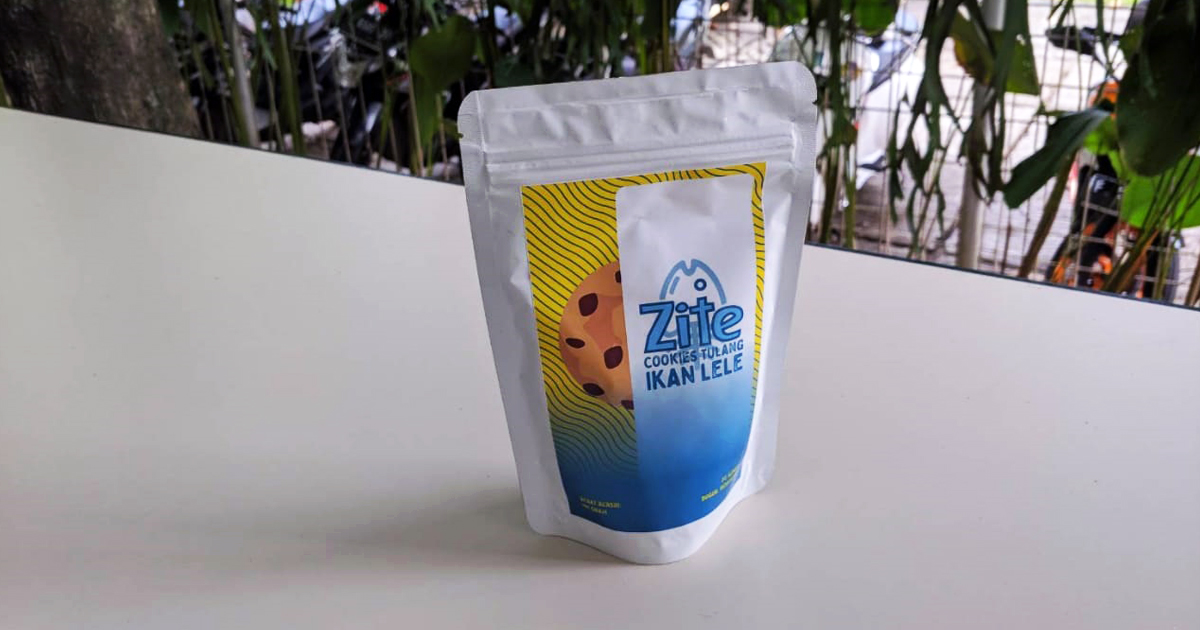 Bogma qizlarning pussilarini yalash, ular erkalaguncha