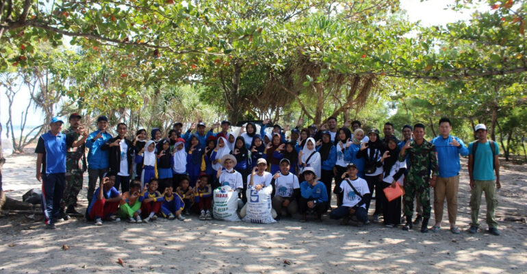 mahasiswa-ipb-university-gandeng-banyak-pihak-bersihkan-pantai-cibuaya-sukabumi-news