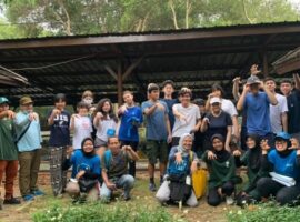 mahasiswa-ipb-university-isi-ngabuburit-dengan-tanam-mangrove-dan-coastal-clean-up-bersama-siswa-jis-news