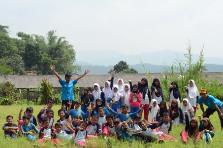 mahasiswa-ipb-university-laksanakan-program-pengenalan-lingkungan-sekitar-dan-peduli-sampah-kepada-murid-sdn-cibitung-kulon-01-news