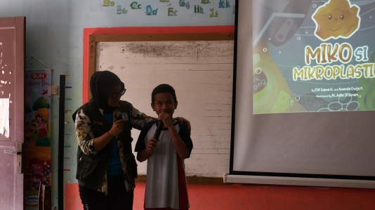 mahasiswa-ipb-university-mengenalkan-mikroplastik-kepada-murid-sdn-cibitung-kulon-01-news