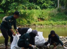 mahasiswa-msp-ipb-university-sukses-angkut-201-kilogram-sampah-sungai-ciliwung-news