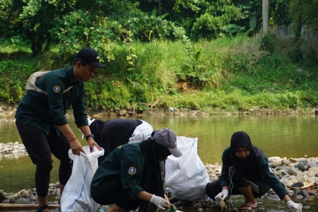 mahasiswa-msp-ipb-university-sukses-angkut-201-kilogram-sampah-sungai-ciliwung-news