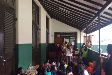 mobil-curhat-fema-ipb-lakukan-trauma-healing-pada-anak-anak-dan-remaja-korban-kebakaran-kampung-gudang-bogor-news