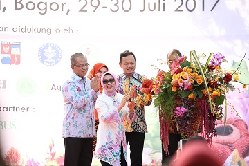 mufidah-jusuf-kalla-resmikan-florikultura-indonesia-2017-news