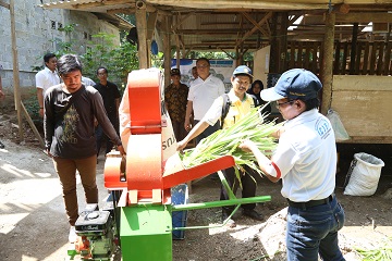 p2sdm-ipb-ajarkan-masyarakat-nambo-buat-silase-pakan-ternak-news