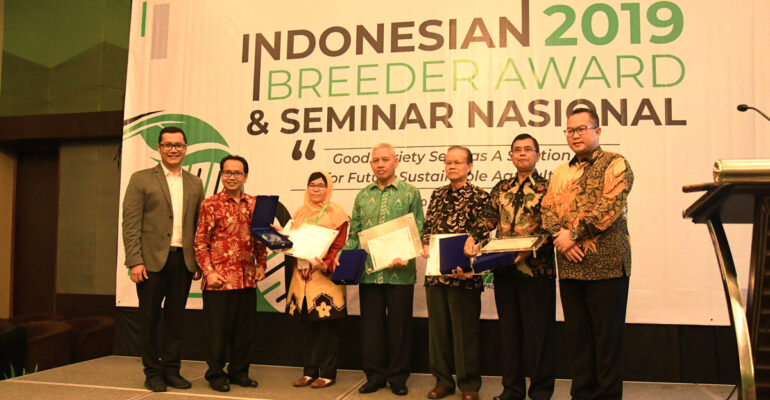 penemu-benih-pepaya-calina-dari-ipb-university-terima-lifetime-achievement-news