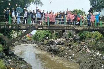 peringati-hari-air-sedunia-mahasiswa-ipb-susuri-sungai-ciliwung-news