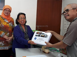 prof-syafrida-manuwoto-serahkan-buku-sejarah-ipb-ke-unit-arsip-news