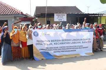 pusat-studi-bencana-ipb-ajak-warga-bersihkan-sampah-sisa-bencana-di-banten-news