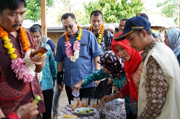 rektor-ipb-antar-lulusannya-untuk-mengabdi-di-lombok-news