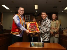 rektor-ipb-dapat-hadiah-baju-nias-dari-bupati-nias-utara-news