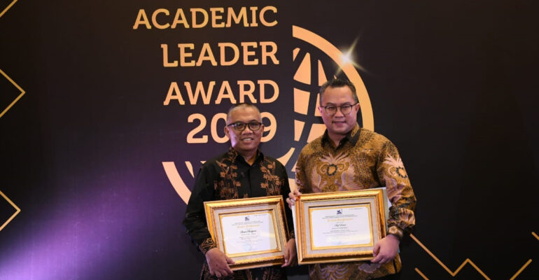 rektor-ipb-university-dan-dua-dosen-raih-penghargaan-academic-leader-2019-news