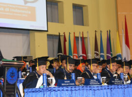 rektor-ipb-university-lepas-wisudawan-dengan-pantun-pesawat-news