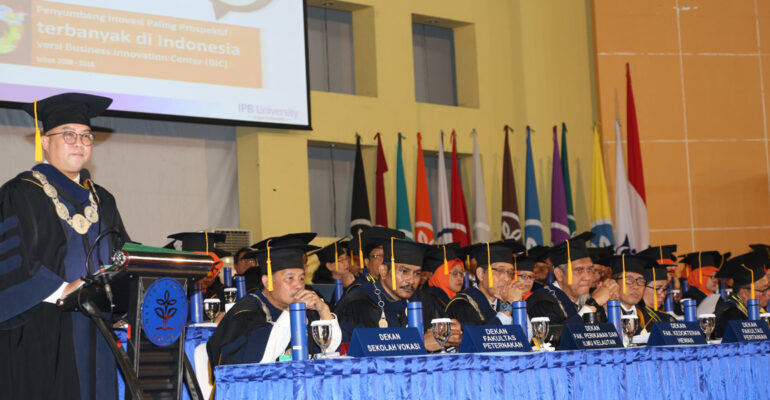 rektor-ipb-university-lepas-wisudawan-dengan-pantun-pesawat-news