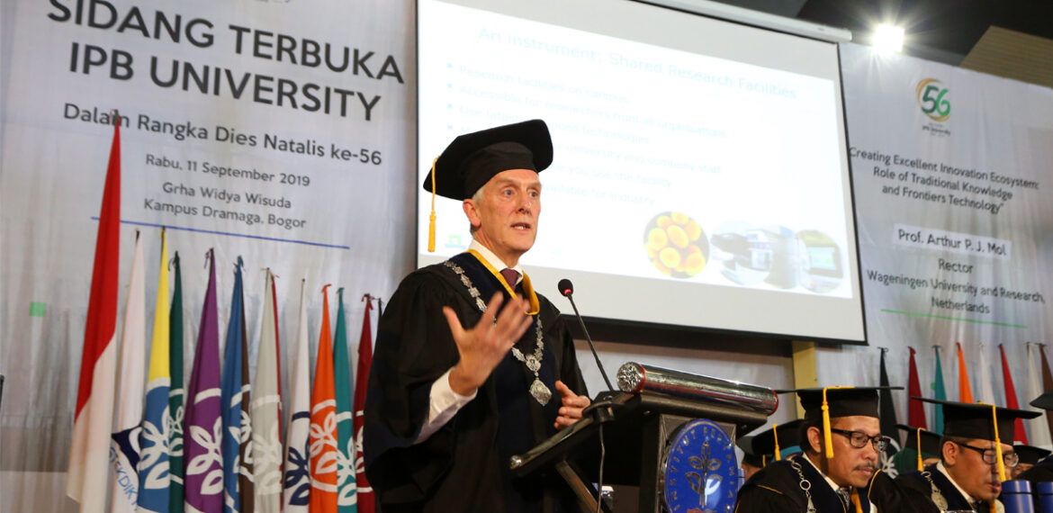 rektor-wageningen-university-and-research-sampaikan-orasi-di-dies-natalis-ipb-university-news