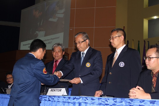 ribuan-mahasiswa-ipb-dikukuhkan-sebagai-pengurus-organisasi-news