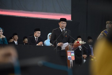 ridwan-kamil-mewisuda-ribuan-ibu-di-ipb-news