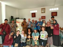 sambut-dosen-dan-mahasiswa-dari-university-of-british-columbia-departemen-esl-ipb-university-kenalkan-tempat-pengolahan-sampah-di-desa-binaannya-news