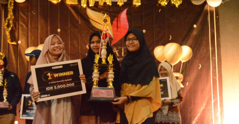 tiga-mahasiswa-ipb-university-juara-i-olimpiade-ekonomi-islam-nasional-news