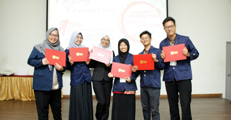 tim-mahasiswa-ipb-university-terima-penghargaan-di-asean-slp-news