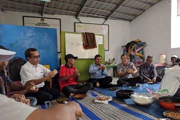warga-desa-bubulak-belajar-membuat-onigiri-dari-mahasiswa-jepang-news