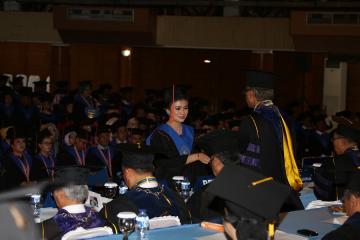 wisuda-diploma