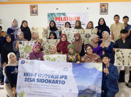 Gali Potensi UMKM di Kelurahan Sidokarto, Mahasiswa IPB University Buat Pelatihan Pembuatan Batik Ecoprint