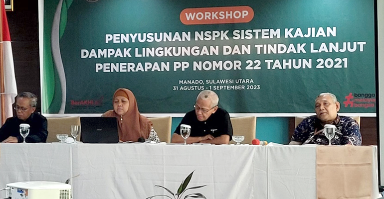 Prof Hefni Effendi Paparkan Draf Standar Kajian Lingkungan kepada Para Staf Dinas Lingkungan Hidup se-Sulawesi