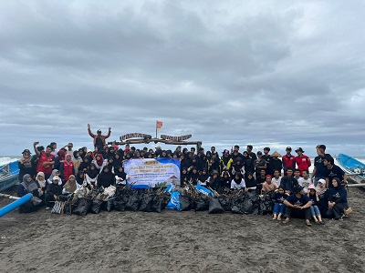 kolaborasi-dengan-masyarakat-tim-kkn-t-inovasi-ipb-university-gelar-aksi-coastal-clean-up-di-pantai-heppiii-ayamputih-news